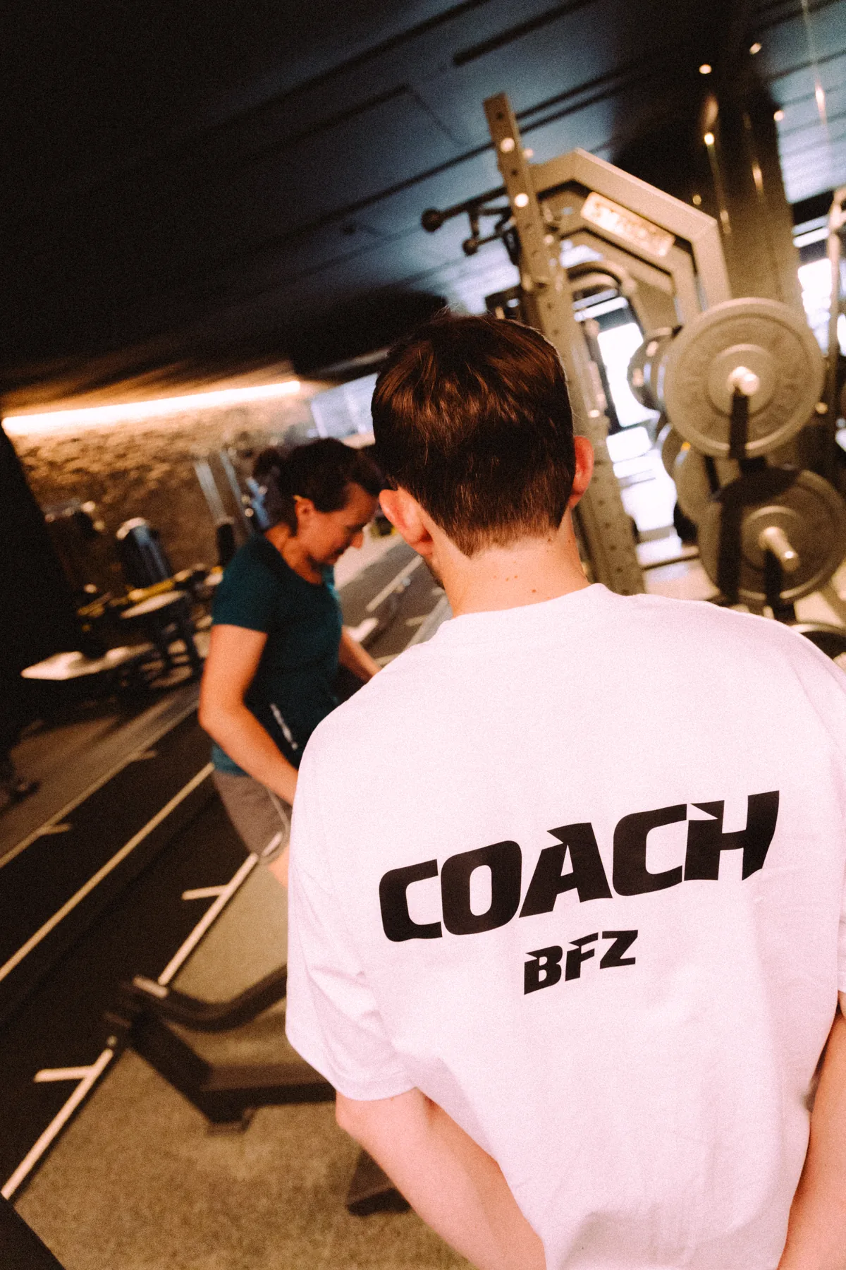 Coach guiding a member through a press during Intensive coaching at BFZ