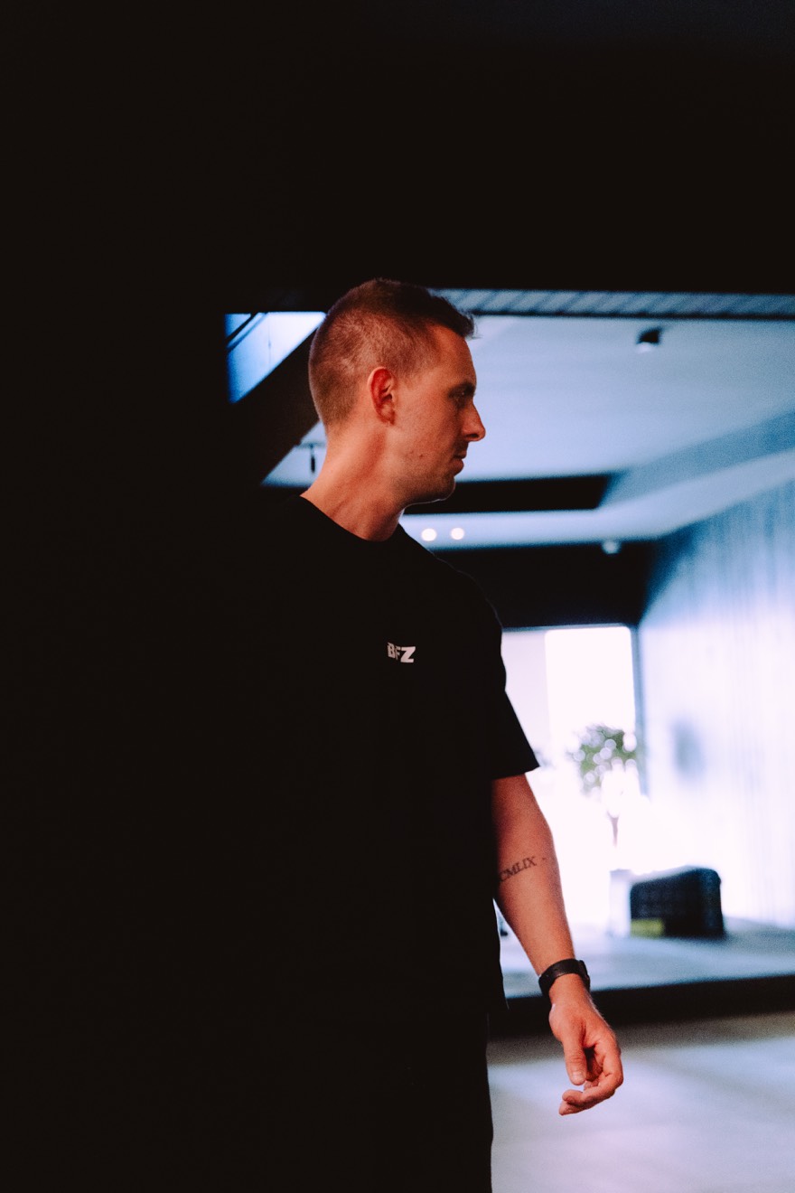 Coach Denzel in profile in the club's daylight
